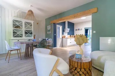 Coin salon dans l'établissement Mamy Blue - Maison proche Lac de Cazaux