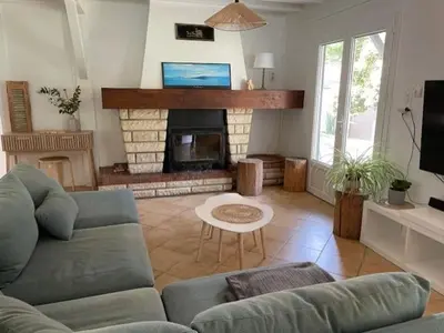 Télévision ou salle de divertissement dans l'établissement Chalet proche océan