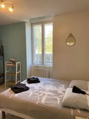 Un ou plusieurs lits dans un hébergement de l'établissement Petit studio avec parking, très bien équipé proche des Thermes et du centre ville Nouvelle literie