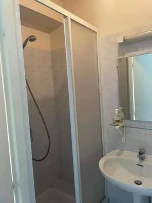 Salle de bains dans l'établissement Petit studio avec parking, très bien équipé proche des Thermes et du centre ville Nouvelle literie