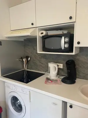 Cuisine ou kitchenette dans l'établissement Petit studio avec parking, très bien équipé proche des Thermes et du centre ville Nouvelle literie