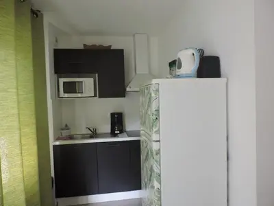 Cuisine ou kitchenette dans l'établissement Confortable appartement proche du lac et pistes cyclables pour 6 personnes