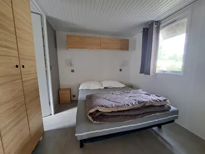 Un ou plusieurs lits dans un hébergement de l'établissement HARMONIE Mobil home au cœur d'un camping 5 étoiles
