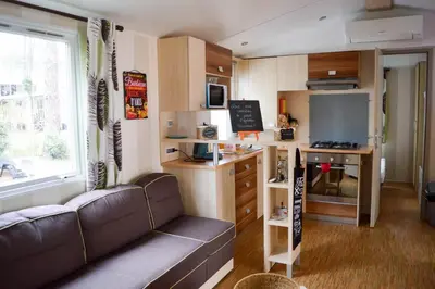 Cuisine ou kitchenette dans l'établissement Mobil-home Mick et Stefie