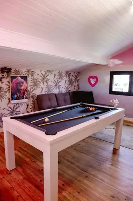 Billard dans l'établissement Maison Castor, balnéo et billard chez Ivona Vacances
