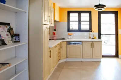 Cuisine ou kitchenette dans l'établissement Maison Castor, balnéo et billard chez Ivona Vacances