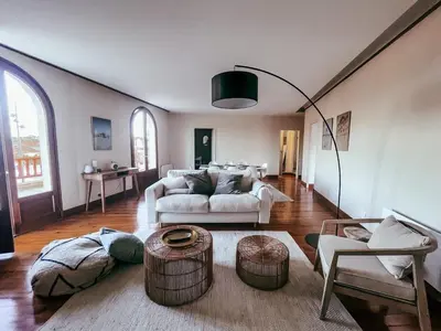 Coin salon dans l'établissement Le Coolin Loft, Vue et Acces directe à la plage, immense terrasse, place des landais Hossegor, quartier très animé, idéal pour un séjour entre amis
