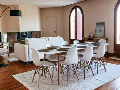 Coin salon dans l'établissement Le Coolin Loft, Vue et Acces directe à la plage, immense terrasse, place des landais Hossegor, quartier très animé, idéal pour un séjour entre amis