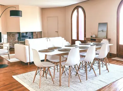 Coin salon dans l'établissement Le Coolin Loft, Vue et Acces directe à la plage, immense terrasse, place des landais Hossegor, quartier très animé, idéal pour un séjour entre amis
