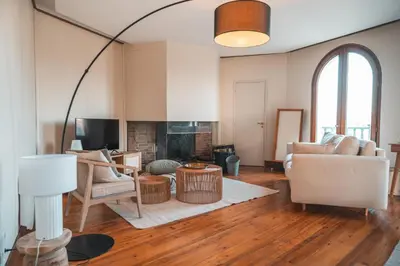 Télévision ou salle de divertissement dans l'établissement Le Coolin Loft, Vue et Acces directe à la plage, immense terrasse, place des landais Hossegor, quartier très animé, idéal pour un séjour entre amis