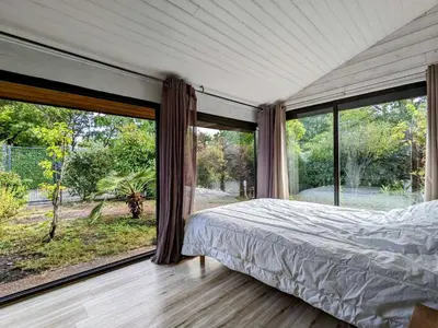 Un ou plusieurs lits dans un hébergement de l'établissement Biscarrosse Lac Charmante Maison en bois 9 couchages proche lac