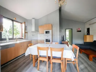 Cuisine ou kitchenette dans l'établissement Biscarrosse Lac Charmante Maison en bois 9 couchages proche lac
