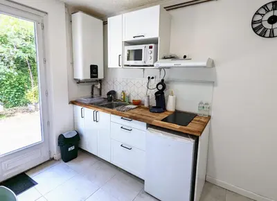 Cuisine ou kitchenette dans l'établissement T2 calme 5 min gare, centre, parking gratuit