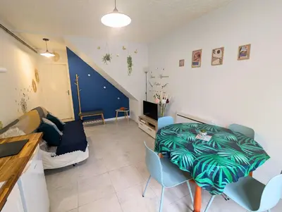Coin salon dans l'établissement T2 calme 5 min gare, centre, parking gratuit
