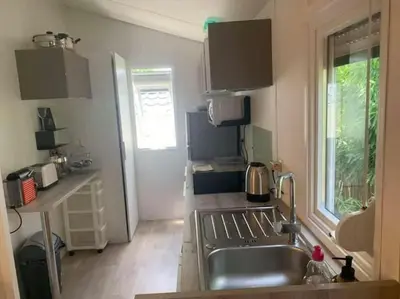 Cuisine ou kitchenette dans l'établissement Mobilhome tout confort camping 4 étoiles
