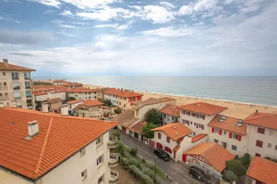 Vue générale sur la mer ou vue sur la mer prise depuis l'appartement