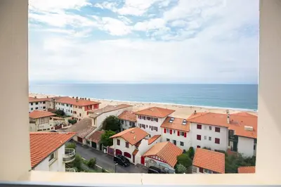 Vue générale sur la mer ou vue sur la mer prise depuis l'appartement