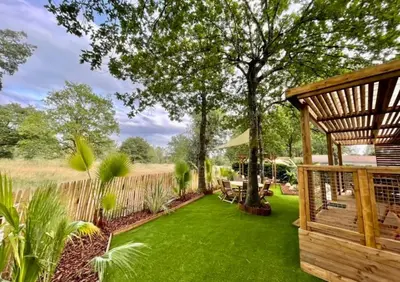 Jardin de l'établissement Mobilhome 212 6 couchages camping 4 étoiles
