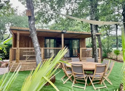 Jardin de l'établissement Mobilhome 212 6 couchages camping 4 étoiles