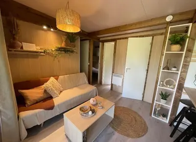 Coin salon dans l'établissement Mobilhome 212 6 couchages camping 4 étoiles