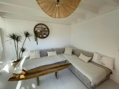 Coin salon dans l'établissement Villa rénovée avec accès plage, clim, WiFi, parking - FR-1-413-248