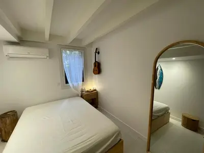 Un ou plusieurs lits dans un hébergement de l'établissement Villa rénovée avec accès plage, clim, WiFi, parking - FR-1-413-248