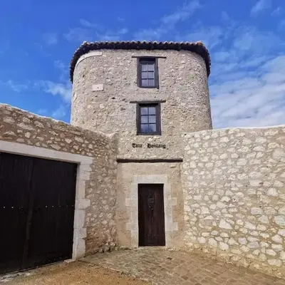 Tour médiévale fortifiée entièrement restauré