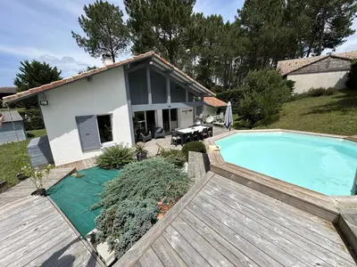 Piscine de l'établissement Chez Céline Sous les Pins, de 1 à 8 personnes, Piscine, Océan, Lac, Vélos ou située à proximité