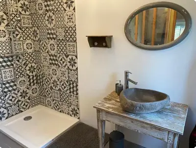 Salle de bains dans l'établissement Le chalet du bonheur