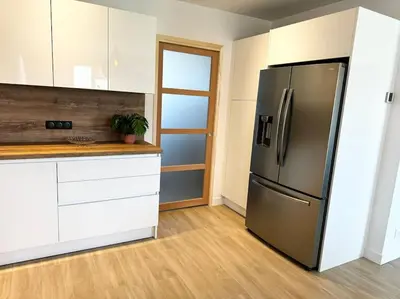 Cuisine ou kitchenette dans l'établissement Maison de vacances