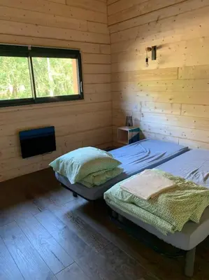 Un ou plusieurs lits dans un hébergement de l'établissement Casa Lenha, Maison en bois avec 1 petit bassin