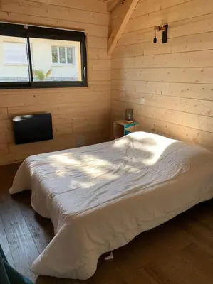 Un ou plusieurs lits dans un hébergement de l'établissement Casa Lenha, Maison en bois avec 1 petit bassin
