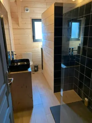Salle de bains dans l'établissement Casa Lenha, Maison en bois avec 1 petit bassin