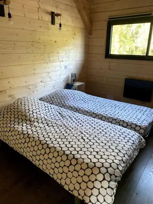 Un ou plusieurs lits dans un hébergement de l'établissement Casa Lenha, Maison en bois avec 1 petit bassin