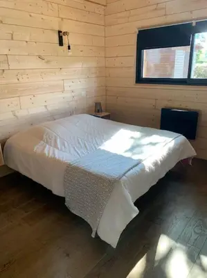 Un ou plusieurs lits dans un hébergement de l'établissement Casa Lenha, Maison en bois avec 1 petit bassin