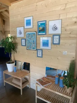Coin salon dans l'établissement Casa Lenha, Maison en bois avec 1 petit bassin