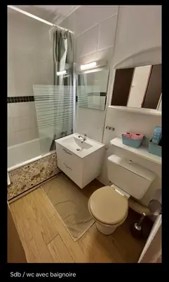 Salle de bains dans l'établissement Appartement en duplex à 50m de la plage avec wifi