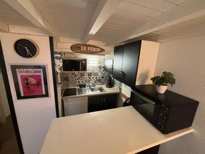 Cuisine ou kitchenette dans l'établissement Appartement en duplex à 50m de la plage avec wifi