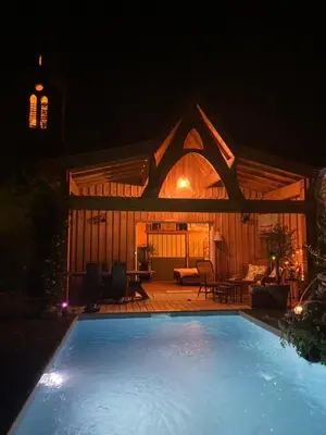 Piscine de l'établissement Chalet Atypique VUE Piscine ou située à proximité