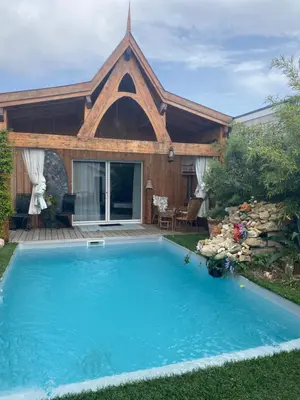 Piscine de l'établissement Chalet Atypique VUE Piscine ou située à proximité