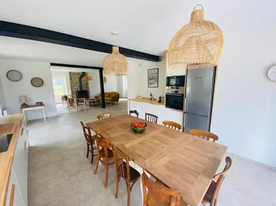 Cuisine ou kitchenette dans l'établissement Maison de Campagne avec Piscine