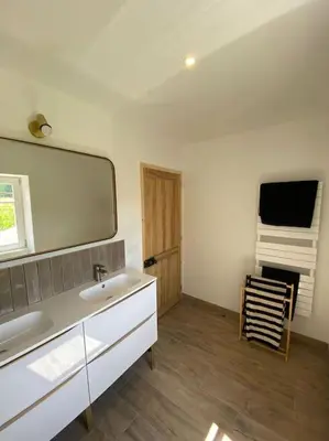 Télévision ou salle de divertissement dans l'établissement Maison de Campagne avec Piscine