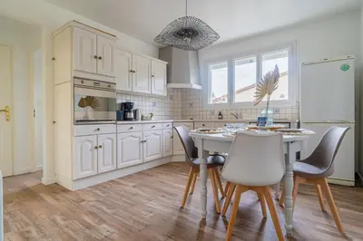 Cuisine ou kitchenette dans l'établissement Ecrin Marin - apt terrasse bassin darcachon