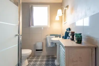 Salle de bains dans l'établissement Charmant gîte cosy et romantique à Sanguinet