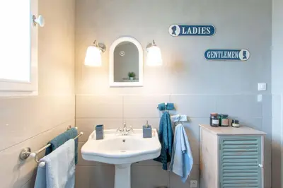 Salle de bains dans l'établissement Charmant gîte cosy et romantique à Sanguinet