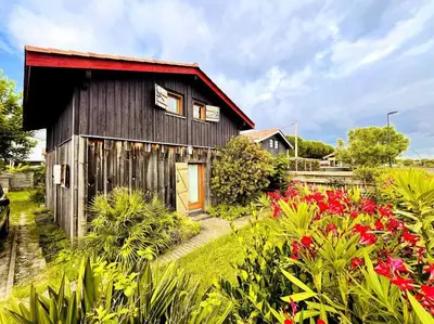 Jardin de l'établissement Maison en bois en 2ème ligne