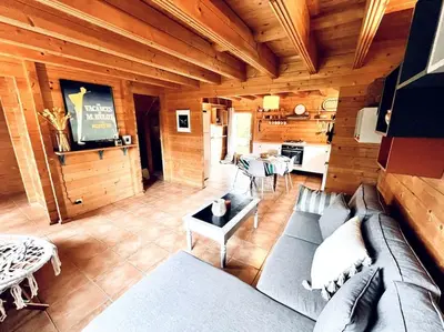 Télévision ou salle de divertissement dans l'établissement Maison en bois en 2ème ligne