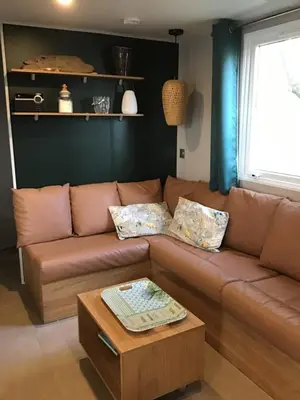 Coin salon dans l'établissement MH 557 TOUT confort 40m2 3ch dont suite parentale 2 salles de bain avec vue sur forêt dans camping 4 étoiles