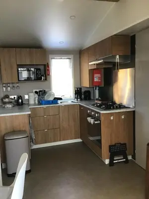 Cuisine ou kitchenette dans l'établissement MH 557 TOUT confort 40m2 3ch dont suite parentale 2 salles de bain avec vue sur forêt dans camping 4 étoiles