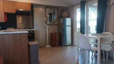 Cuisine ou kitchenette dans l'établissement MH 557 TOUT confort 40m2 3ch dont suite parentale 2 salles de bain avec vue sur forêt dans camping 4 étoiles